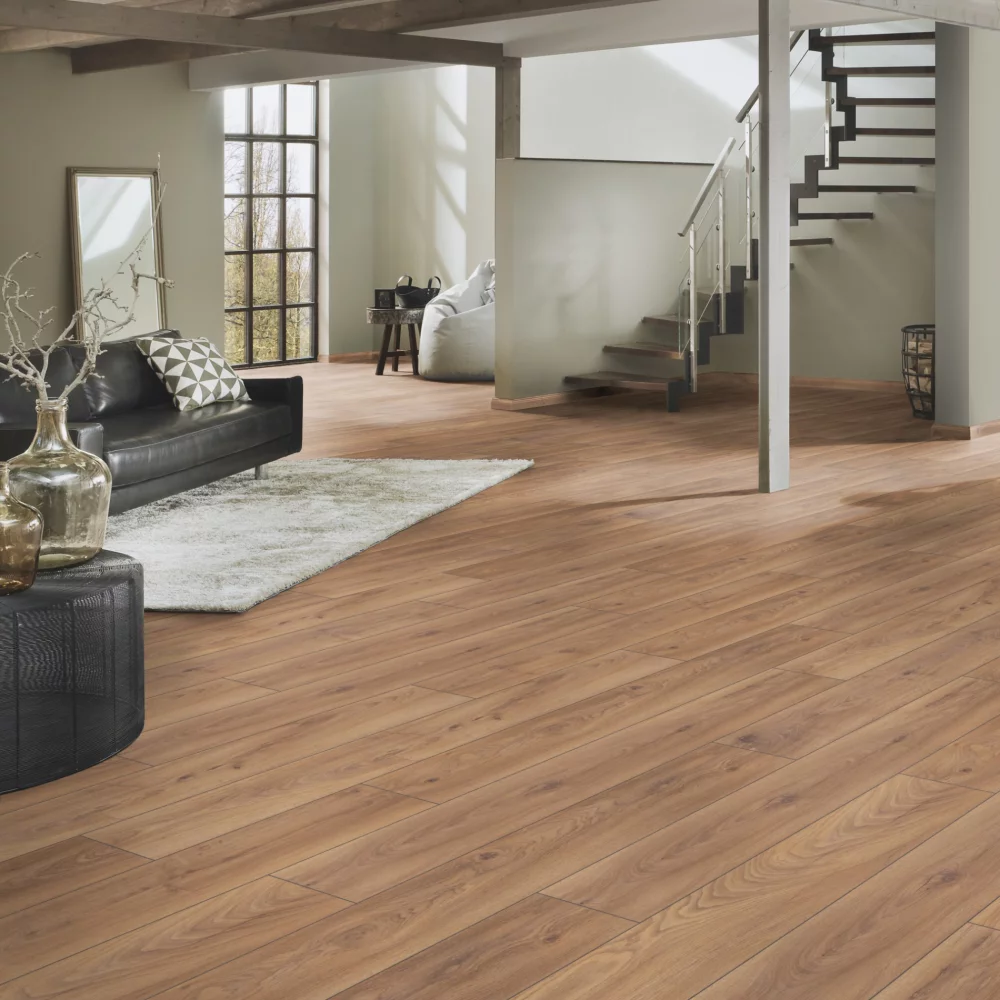 Laminátová podlaha KronoOriginal Atlantic 8 Dub Firebrand K450 v obývačke so schodiskom