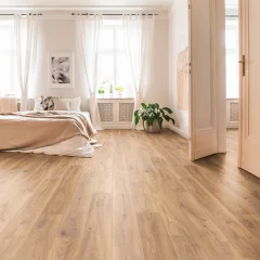 Laminátová podlaha KronoOriginal Atlantic 8 Dub Firebrand K450 v presvetlenej spálni