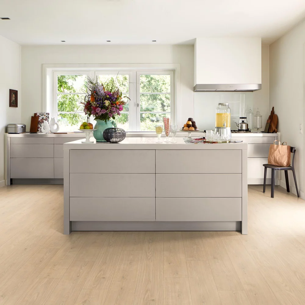 Kompozitná podlaha Egger AquaDura+ Classic Dub Berdal svetlohnedý SOL185 v kuchyni