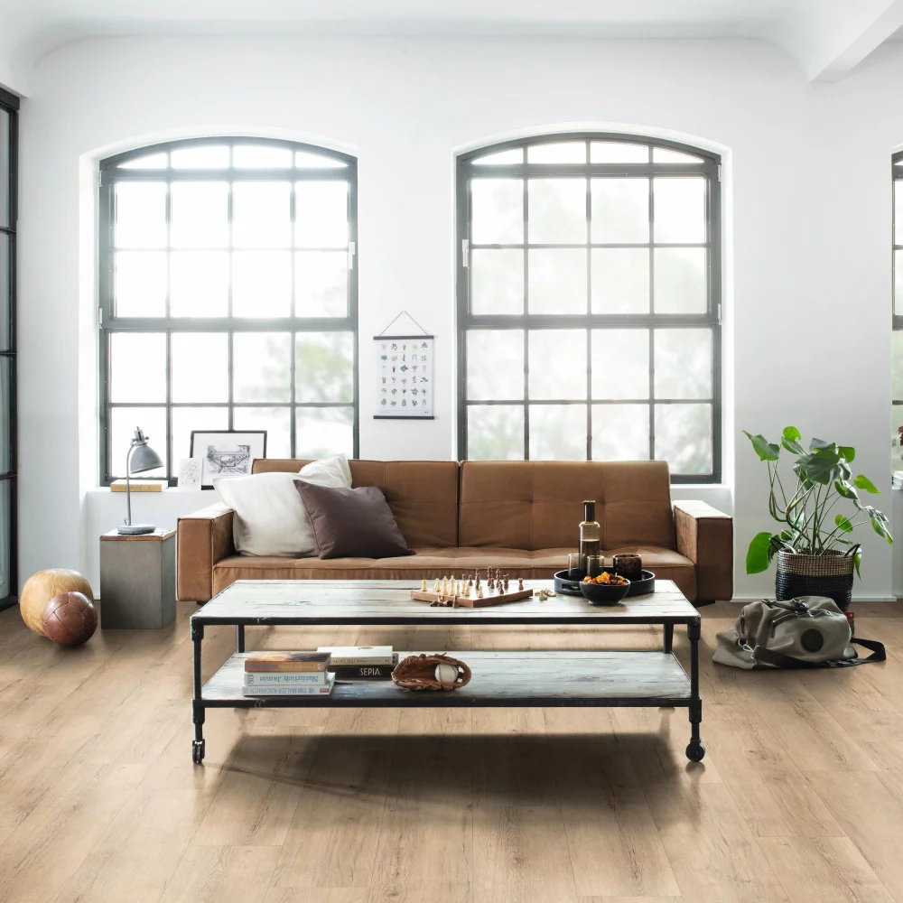 Laminátová podlaha Egger NatureSense Large Dub Carlin pieskový SOL2141 v obývačke