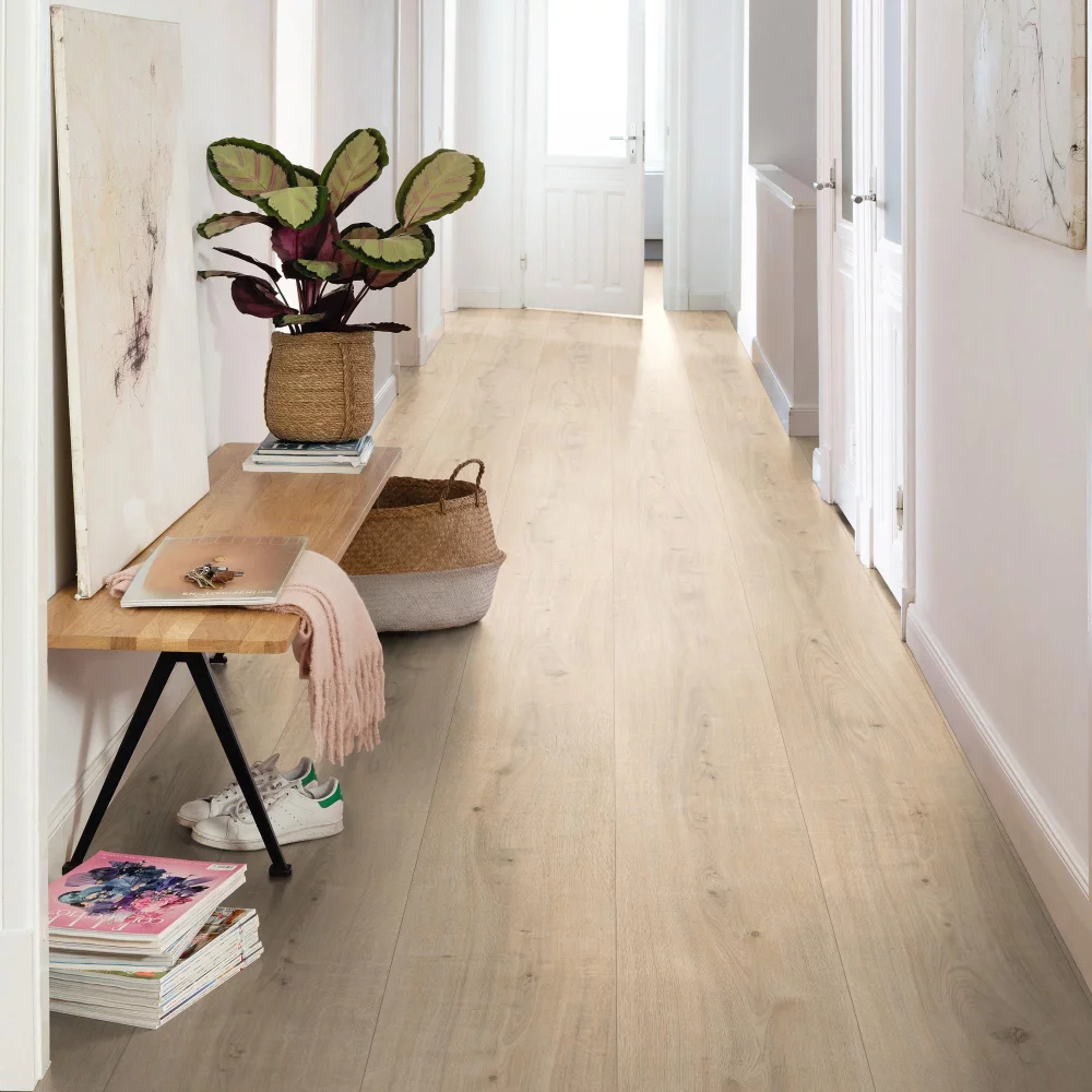 Laminátová podlaha Egger NatureSense Kingsize Dub Ortega prírodný SOL2092 v chodbe