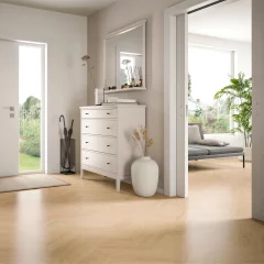 Laminátová podlaha Egger NatureSense Kingsize Dub Skanderborg pieskový SOL290F v chodbe