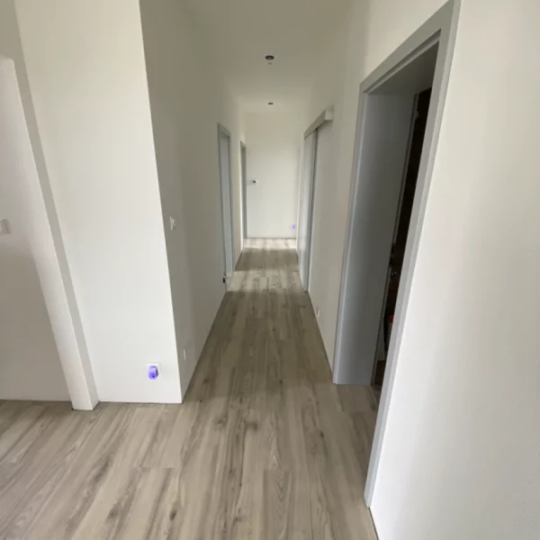Realizácia kompozitnej podlahy EGGER v rodinnom dome na ploche 105 m² spoločnosťou In-Interiér