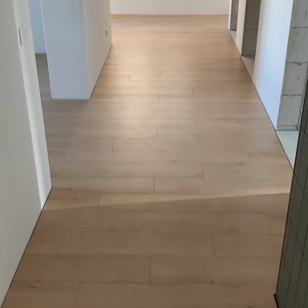 Realizácia kompozitnej podlahy EGGER v rodinnom dome na ploche 105 m² spoločnosťou In-Interiér