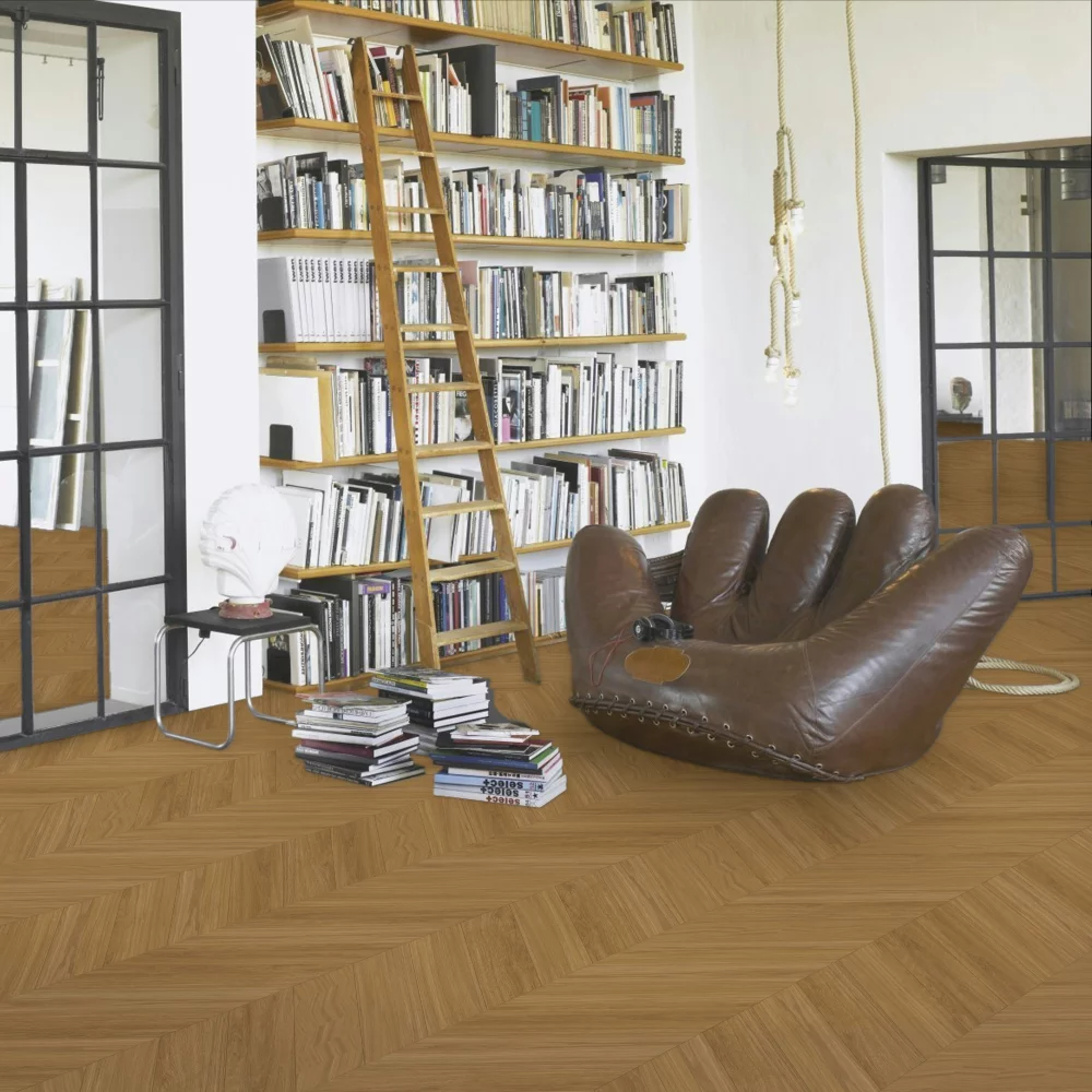 Vinylová podlaha Parador Trendtime 10 Chevron Dub Oxford karamelovo hnedý 1750867 v interiéri s knižnicou