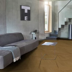 Vinylová podlaha Parador Trendtime 10 Chevron Dub Oxford karamelovo hnedý 1750867 v obývačke so schodiskom