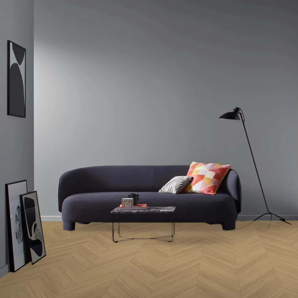 Vinylová podlaha Parador Trendtime 10 Chevron Dub Oxford prírodný 1750868 v izbe-s-pohovkou