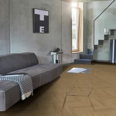 Vinylová podlaha Parador Trendtime 10 Chevron Dub Oxford prírodný 1750868 v obývačke so schodiskom