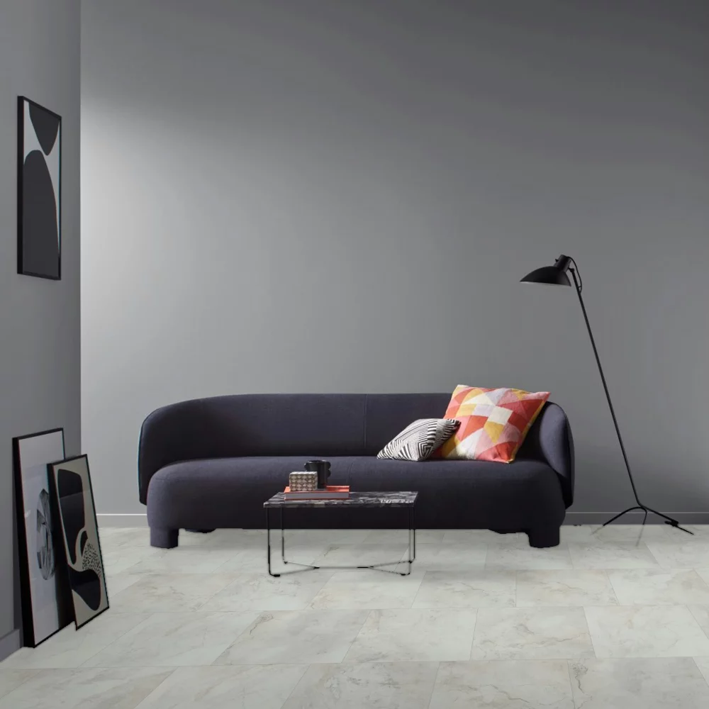 Vinylová podlaha Parador Trendtime 5 Mramor Abbey biely 1750862 v izbe-s-pohovkou