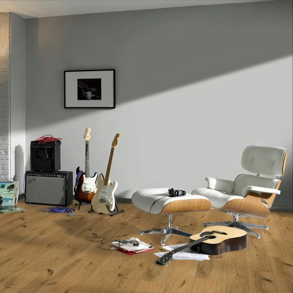 Parador Trendtime 8 Dub Savanna 1751111 fa padló gitárokkal díszített belső térben
