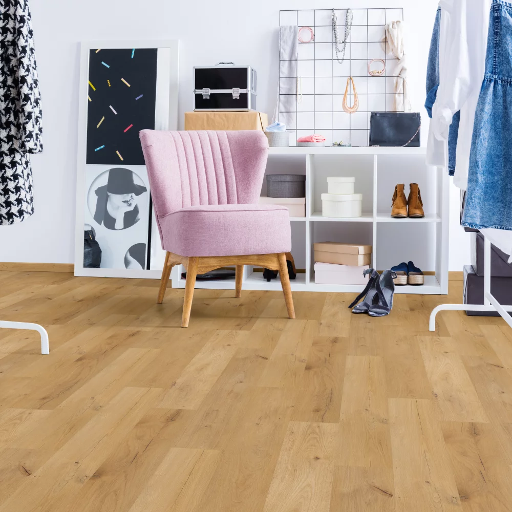 Laminátová podlaha KronoOriginal SPC Prima Dub Hawker medový K743 v interiéri