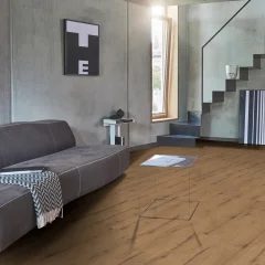 Kompozitná podlaha Parador Taterra Dub Aventis hnedý papier 1751621 v obývačke so schodiskom